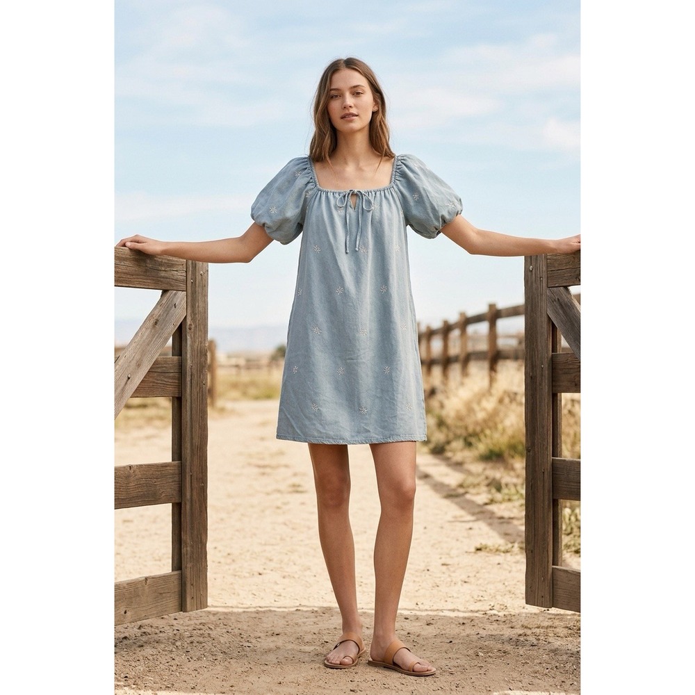 Gilli Women's California Cowgirl Embroidered Light Wash Denim Dress Size L NWT